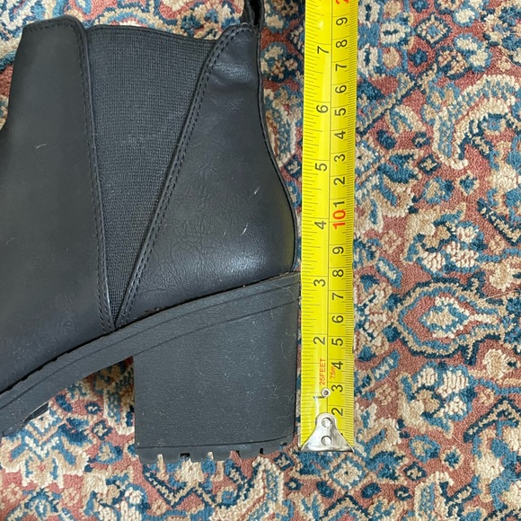 ‘Dirty Laundry’ Lisbon Lug Sole Chelsea Boots - Picture 7 of 8